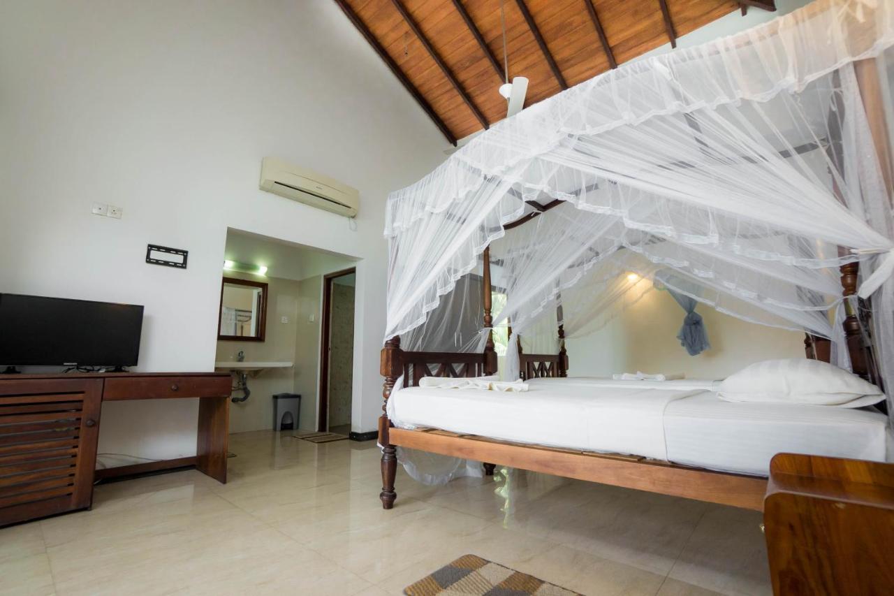 Hotel Neptune Bay Unawatuna Beach Esterno foto