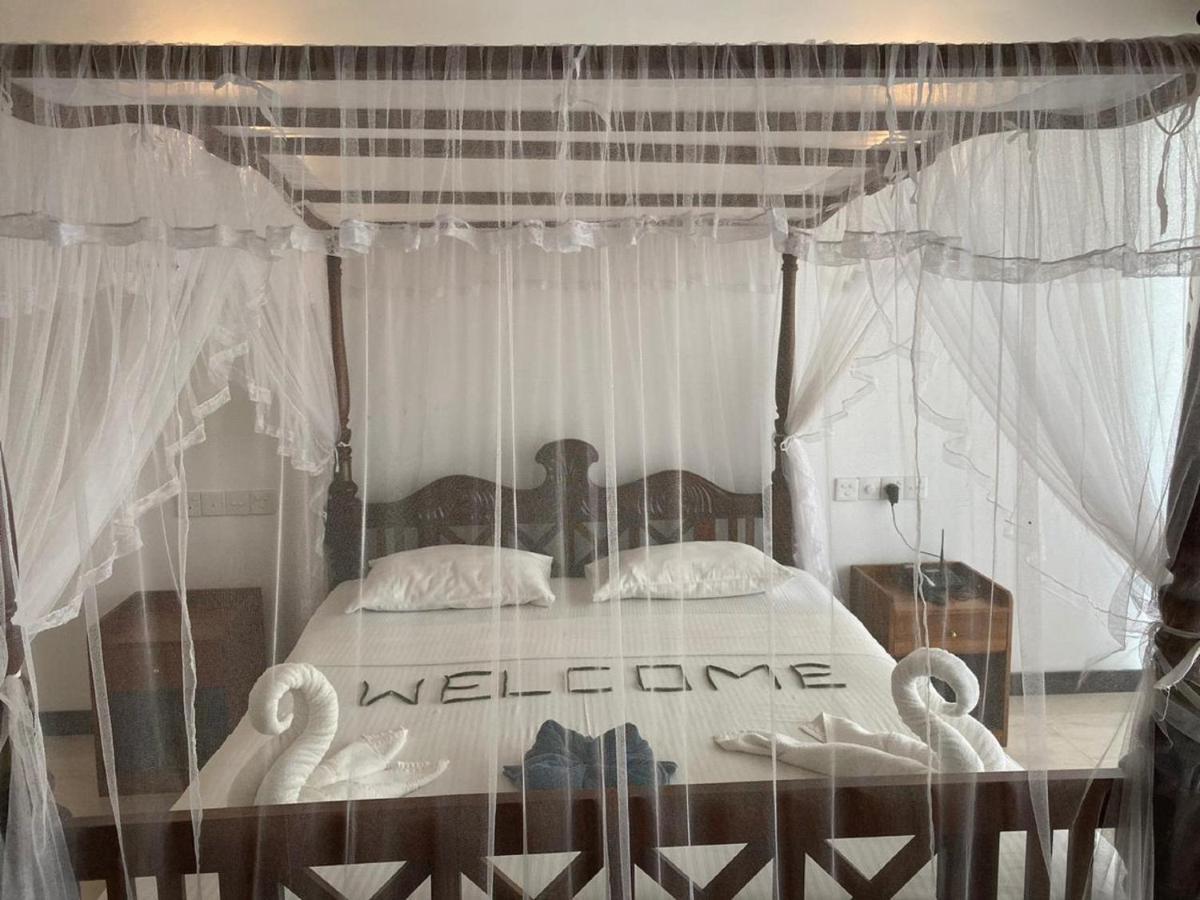 Hotel Neptune Bay Unawatuna Beach Esterno foto